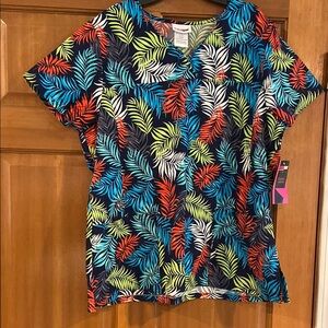 NWT! Women’s size L, Scrubstar Leaf Print V-neck scrub top!